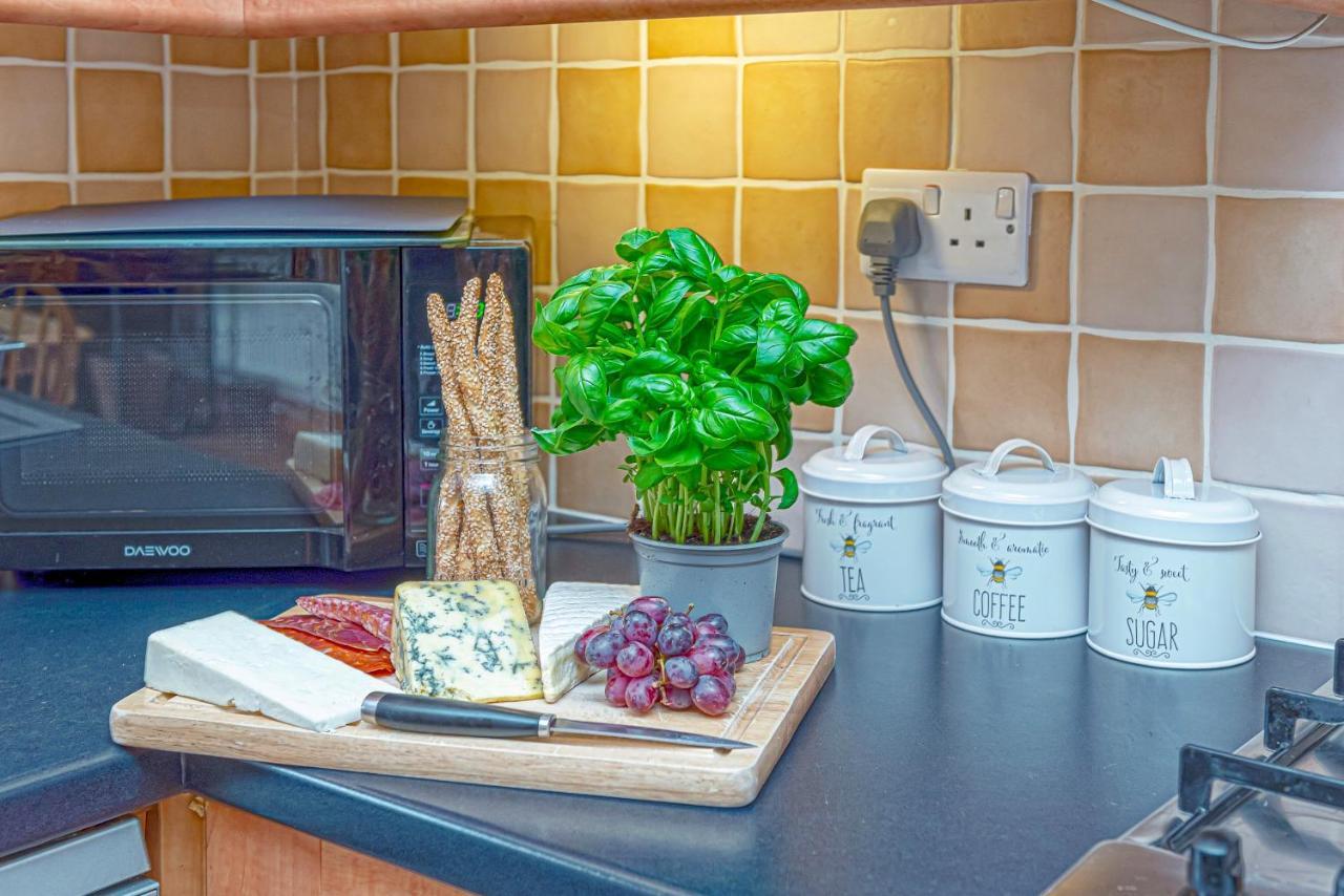Laurel - Pet-Friendly Cottage With Indoor Pool, Hot Tub & Panoramic Snowdonia Views Colwyn Bay Exterior photo
